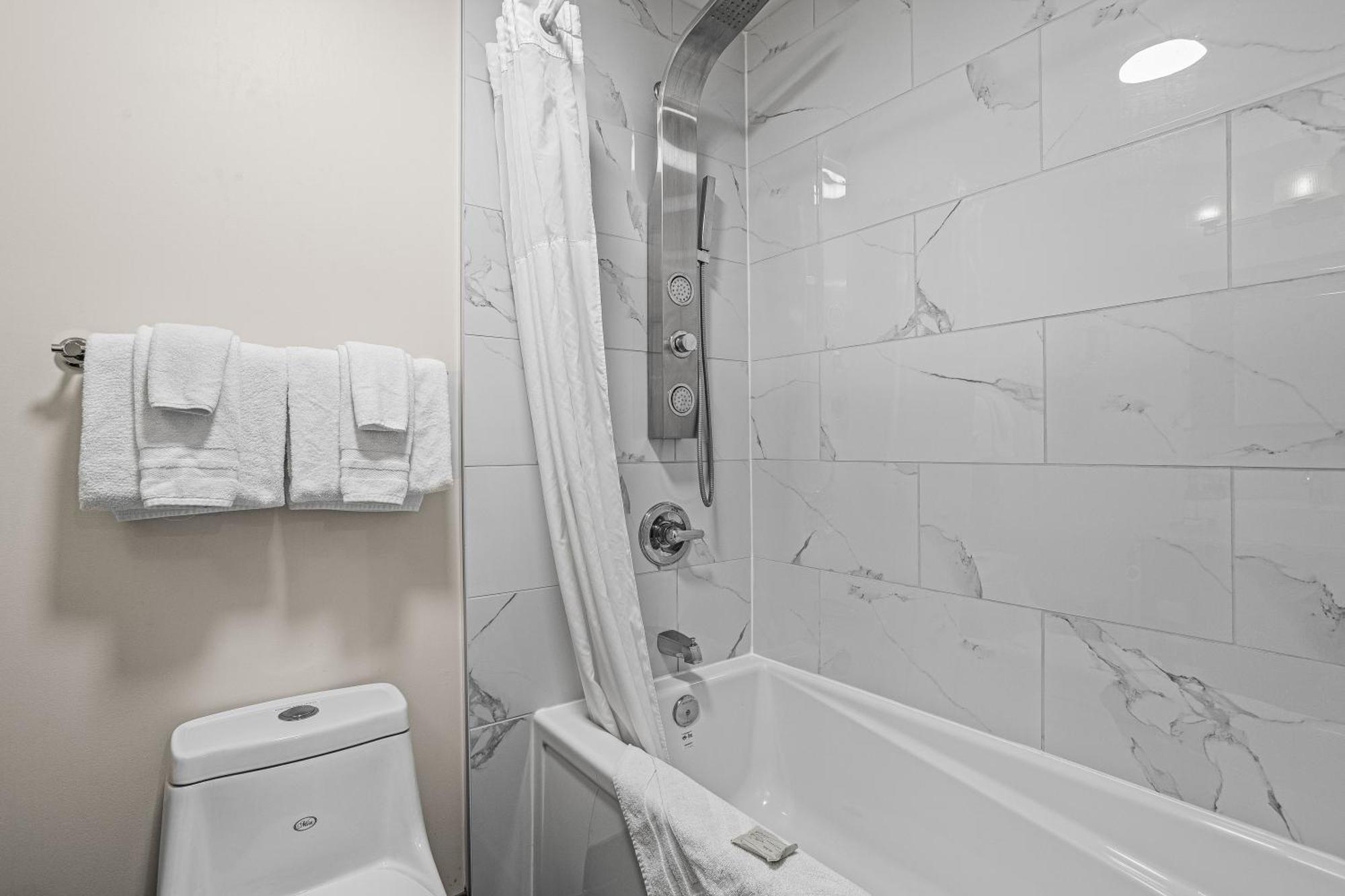 Outstanding Mountain Condo Waterslide And Hot Tub Managed By Little Sister Getaways Canmore Dış mekan fotoğraf
