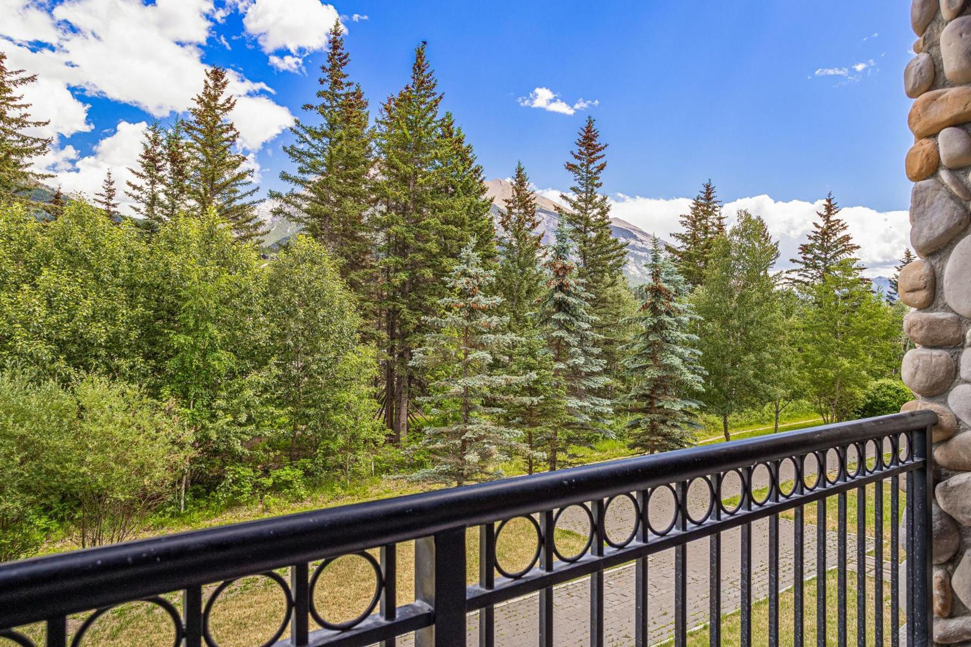 Outstanding Mountain Condo Waterslide And Hot Tub Managed By Little Sister Getaways Canmore Dış mekan fotoğraf