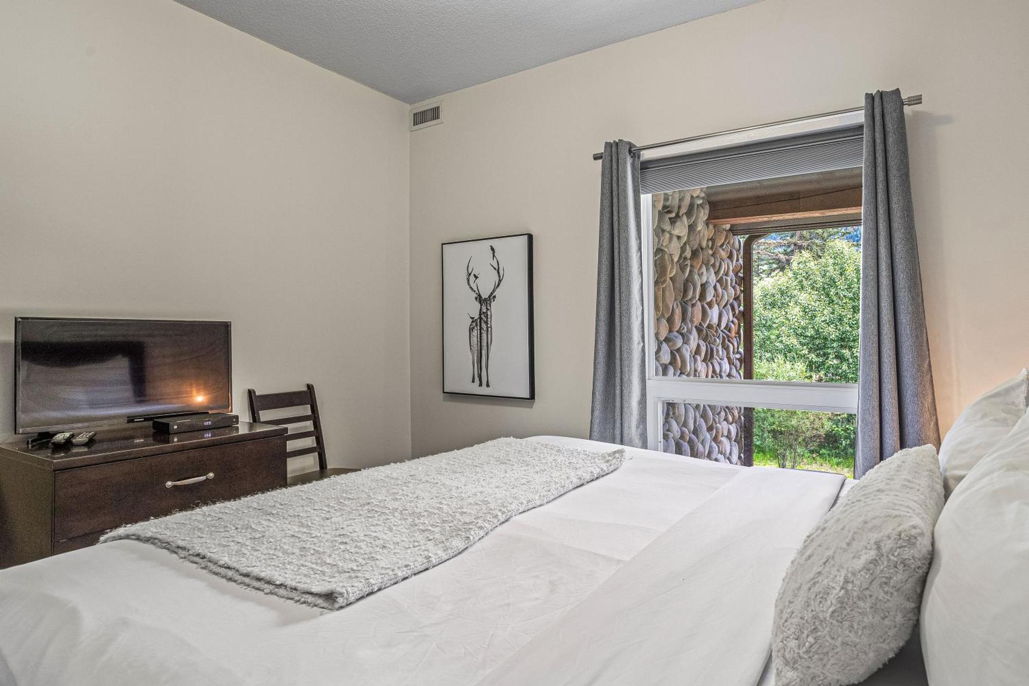 Outstanding Mountain Condo Waterslide And Hot Tub Managed By Little Sister Getaways Canmore Dış mekan fotoğraf
