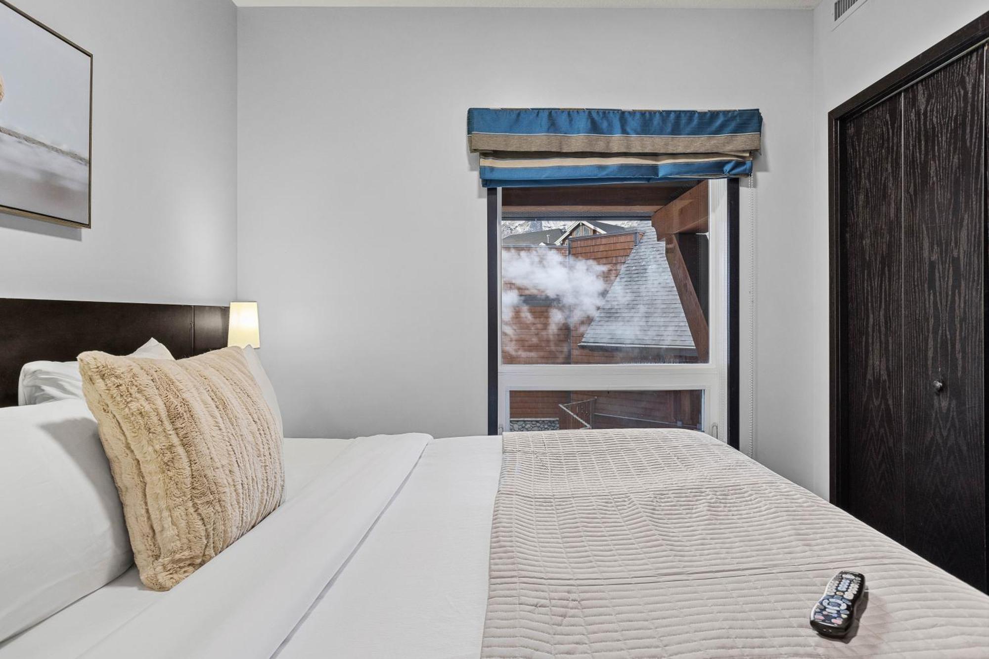 Outstanding Mountain Condo Waterslide And Hot Tub Managed By Little Sister Getaways Canmore Dış mekan fotoğraf